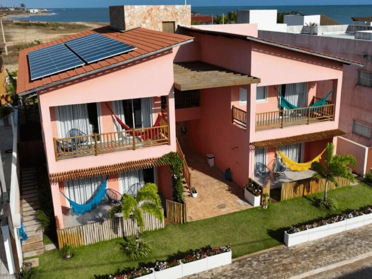 Os seis chalés da Casa Gostoso Mar vistos de cima, com as redes nas varandas